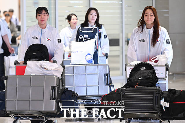2026 아이치·나고야 아시안게임 펜싱 여자 사브르 대표팀 최세빈과 전하영, 서지연, 김정미(왼쪽부터)가 28일 오전 인천국제공항을 통해 귀국해 취재진의 질의에 답하고 있다. /인천국제공항=김성렬 기자