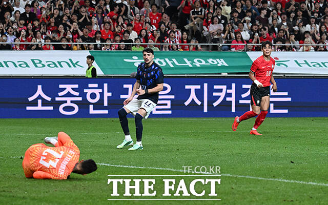 대한민국과 우루과이의 축구 국가대표팀 평가전이 28일 오후 서울 마포구 서울월드컵경기장에서 열린 가운데 오현규가 슈팅을 시도하고 있다. /서울월드컵경기장=박헌우 기자