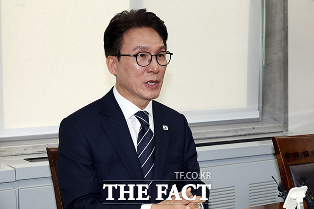 강신철 신임 국방부장관 만나 대화 나누는 김민석 대표(오른쪽). /국회사진기자단
