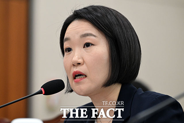 이소영 중소벤처기업부 장관 후보자가 15일 오전 서울 여의도 국회에서 열린 인사청문회에 참석해 질의에 답변을 하고 있다. /국회=서예원 기자