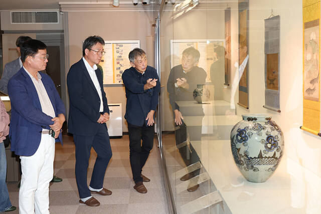 안병윤 예천군수(가운데)가 일본 교토에 위치한 고려미술관을 찾아 관계자들로 부터 고(故) 정조문 선생의 소장품에 관해 설명을 듣고 있다. /예천군