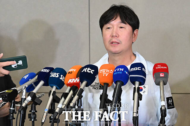 취재진 질의에 답하는 류지현 감독.