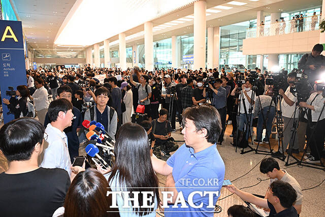 공항에 가득 찬 야구팬들의 열기.