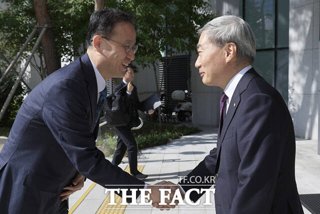 이형일 부총리 겸 재정경제부 장관(왼쪽)이 28일 서울 중구 한국은행 본점을 방문해 신현송 한국은행 총재와 면담하고 있다.