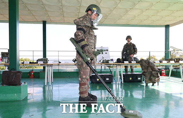 지뢰폭발 사고가 발생한 25사단 전망대에서 지뢰탐지기 등을 살펴보는 김민석 대표(오른쪽)와 국방위원들. /연천=국회사진기자단