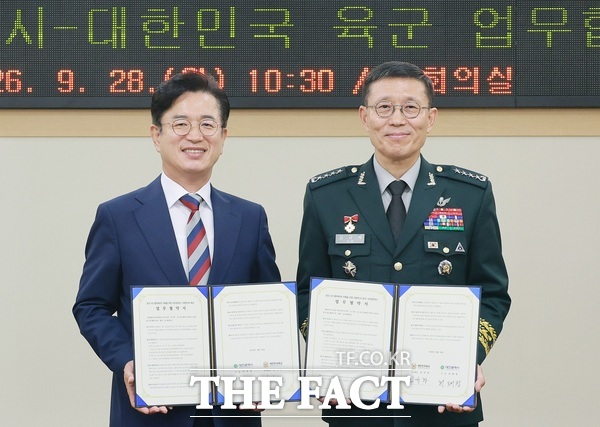 허태정 대전시장(왼쪽)과 김규하 육군참모총장(오른쪽)이 28일 방산 인공지능 전환(AX) 협력 체계 구축과 지역 방산기업 지원을 위한 업무협약서에 서명한 뒤 기념촬영을 하고 있다. /대전시