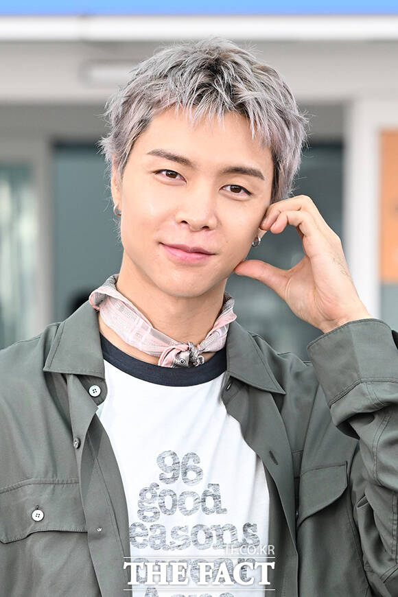 그룹 NCT 쟈니가 28일 오전 '아크네 스튜디오 SS27 파리 쇼' 참석을 위해 인천국제공항에 도착해 프랑스 파리 출국을 앞두고 취재진과 팬들에게 포즈를 취하고 있다. /인천국제공항=김성렬 기자