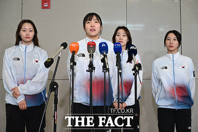 2026 아이치·나고야 아시안게임 펜싱 여자 사브르 대표팀 최세빈과 전하영, 서지연, 김정미(왼쪽부터)가 28일 오전 인천국제공항을 통해 귀국해 취재진의 질의에 답하고 있다. /인천국제공항=김성렬 기자