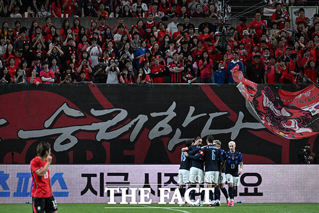 대한민국과 우루과이의 축구 국가대표팀 평가전이 28일 오후 서울 마포구 서울월드컵경기장에서 열린 가운데 선취골을 넣은 우루과이 대표팀이 기뻐하고 있다. /서울월드컵경기장=박헌우 기자
