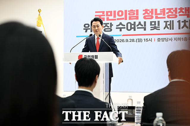 청년정책기획단 위촉장 수여식 및 제1차 전체회의에서 인사말 하는 장 대표.