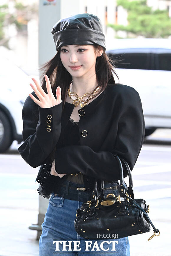그룹 미야오 안나가 28일 오전 '끌로에 27SS 파리 패션위크' 참석을 위해 인천국제공항에 도착해 프랑스 파리 출국을 앞두고 취재진과 팬들에게 포즈를 취하고 있다. /인천국제공항=김성렬 기자