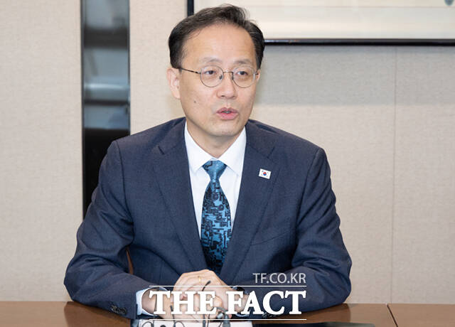 이형일 부총리 겸 재정경제부 장관(왼쪽)이 28일 서울 중구 한국은행 본점을 방문해 신현송 한국은행 총재와 면담하고 있다.