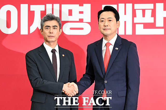 장동혁 국민의힘 대표(오른쪽)가 28일 오전 서울 여의도 국회에서 강신철 신임 국방부 장관을 만나 기념촬영을 하고 있다. /국회=남용희 기자