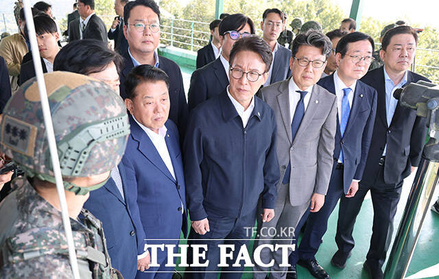 김민석 더불어민주당 대표(가운데)와 진성준 국회 국방위원장을 비롯한 위원들이 28일 오후 경기 연천군 육군 25사단 비룡전망대를 찾아 비무장지대(DMZ)를 살펴보며 최근 발생한 지뢰 추정 폭발 사고와 관련한 현장 점검을 하고 있다. /연천=국회사진기자단