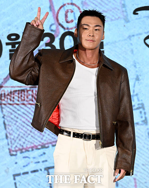 크리에이터 이준수, 그룹 레이턴시 멤버 지지원, 가수 양다일, 아나운서 박지민, 운동 크리에이터 말왕, 전 프로야구 선수 출신 방송인 황재균, 현정완 PD, 여행 크리에이터 빠니보틀, 전 레슬링 국가대표 장은실, 크리에이터 김똘똘, UDT 출신 육준서, 배우 윤상현(왼쪽부터)이 28일 오전 서울 구로구 신도림 더세인트 그랜드볼룸에서 열린 디즈니+ 오리지널 예능 '술래게임' 제작발표회에 참석해 포즈를 취하고 있다. /박상민 기자