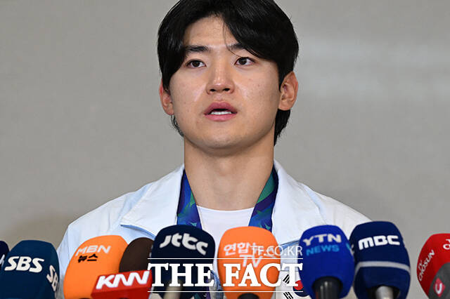한일전 결승타의 주인공인 김도영이 취재진의 질의에 답하고 있다.