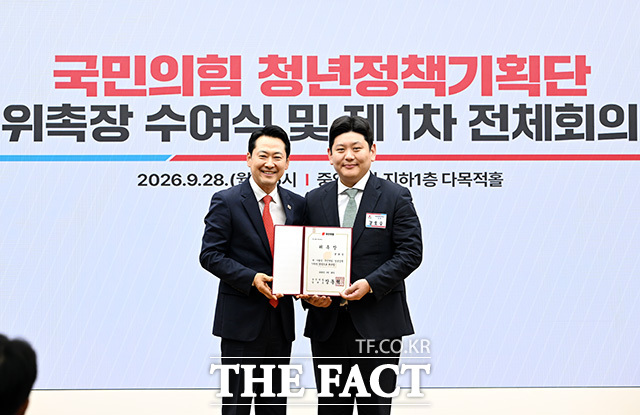 청년정책기획단 위촉장 수여식 및 제1차 전체회의에서 인사말 하는 장 대표.