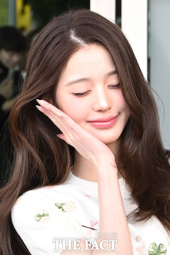 그룹 아이브 장원영이 28일 오전 '디올 2027 봄-여름 컬렉션 쇼' 참석을 위해 인천국제공항에 도착해 프랑스 파리 출국을 앞두고 취재진과 팬들에게 포즈를 취하고 있다. /인천국제공항=김성렬 기자