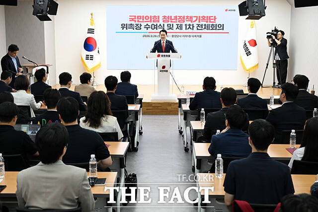 청년정책기획단 위촉장 수여식 및 제1차 전체회의에서 인사말 하는 장 대표.