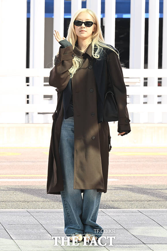 그룹 블랙핑크 로제가 28일 오전 '27S/S 파리 패션위크' 참석을 위해 인천국제공항에 도착해 프랑스 파리로 출국하고 있다. /인천국제공항=김성렬 기자