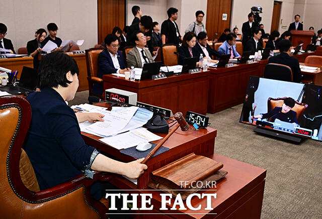 안건 상정하는 서영교 법사위원장.