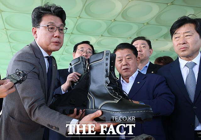 지뢰폭발 사고가 발생한 25사단 전망대에서 지뢰탐지기 등을 살펴보는 김민석 대표(오른쪽)와 국방위원들. /연천=국회사진기자단