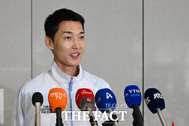 우상혁 2026 아이치·나고야 아시안게임 육상 남자 높이뛰기 선수가 28일 오전 인천국제공항을 통해 귀국해 취재진의 질문에 답하고 있다. /인천국제공항=김성렬 기자