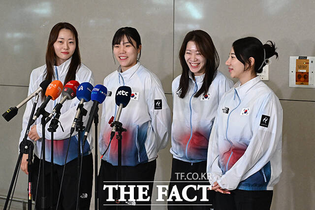 2026 아이치·나고야 아시안게임 펜싱 여자 사브르 대표팀 최세빈과 전하영, 서지연, 김정미(왼쪽부터)가 28일 오전 인천국제공항을 통해 귀국해 취재진의 질의에 답하고 있다. /인천국제공항=김성렬 기자