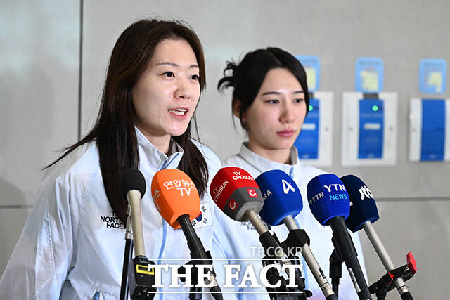 2026 아이치·나고야 아시안게임 펜싱 여자 사브르 대표팀 최세빈과 전하영, 서지연, 김정미(왼쪽부터)가 28일 오전 인천국제공항을 통해 귀국해 취재진의 질의에 답하고 있다. /인천국제공항=김성렬 기자