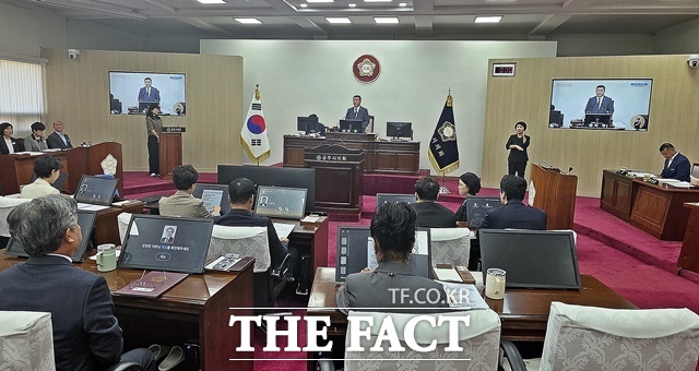 공주시의회가 28일 본회의장에서 제269회 제1차 정례회를 열고 이범수 의장이 개회사를 하고 있다. /김형중 기자