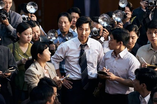 28일 영화진흥위원회 영화관입장권 통합전산망 기준 누적관객 156만, 24일부터 27일까지 추석연휴 나흘에만 140만 7634명이 영화를 봤다. 영화를 관람한 누리꾼들 사이에 역사 왜곡 논란으로 설왕설래, 급기야 정치권 이슈로 번지며 갑론을박이 벌어지고 있다. /하이브미디어코프