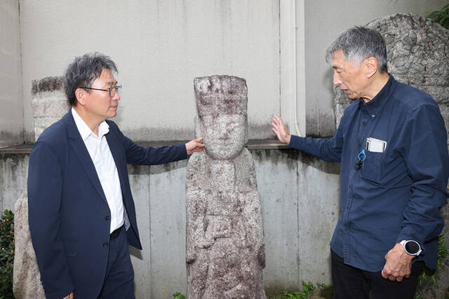 안병윤 예천군수(왼쪽)가 일본 교토에 위치한 고려미술관을 찾아 관계자들로 부터 고(故) 정조문 선생의 소장품에 관해 설명을 듣고 있다. /예천군