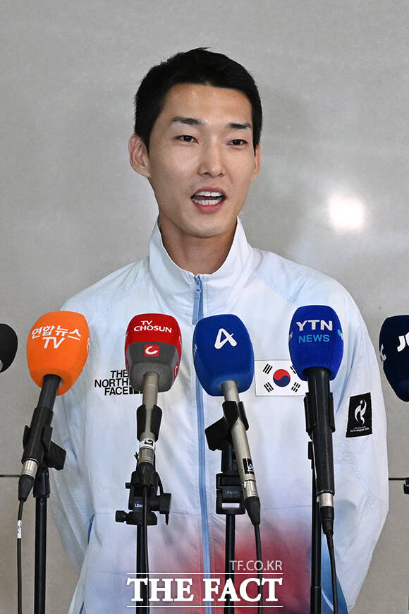 우상혁 2026 아이치·나고야 아시안게임 육상 남자 높이뛰기 선수가 28일 오전 인천국제공항을 통해 귀국해 취재진의 질문에 답하고 있다. /인천국제공항=김성렬 기자
