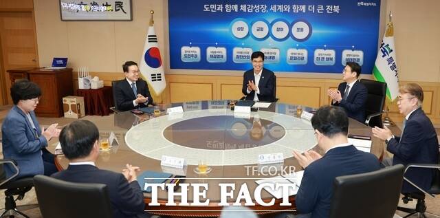 28일 전북도청에서 이원택 전북도지사와 양충모 남원시장, 양종철 전북대학교병원장, 서일영 원광대학교병원장, 신충식 예수병원장, 오진규 남원의료원장이 참석해 국립의학전문대학원 설립·운영 지원을 위한 업무협약(MOU) 체결을 위해 환담을 나누고 있다. /전북도