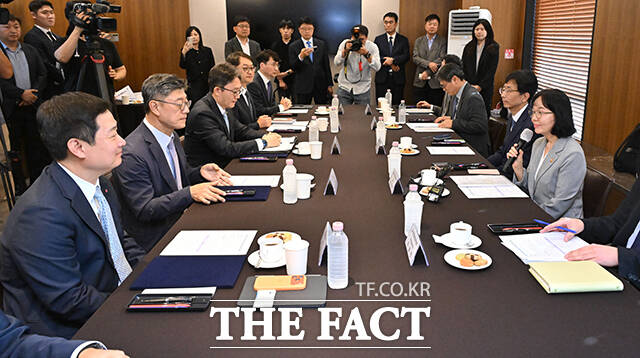 모두발언하는 송 위원장(오른쪽).