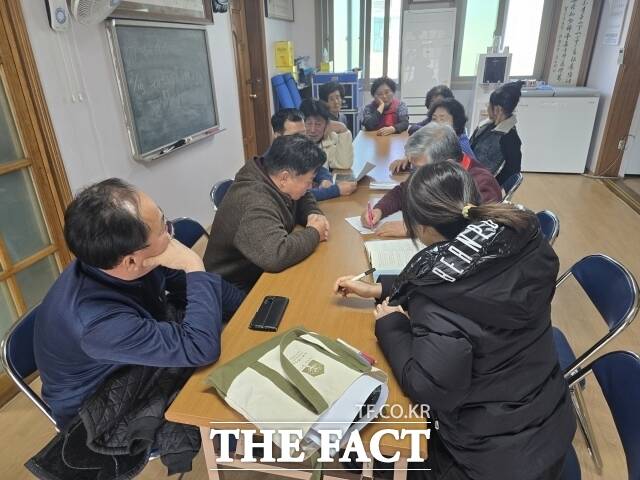 청양군지명위원회가 남양면 신왕 2리에서 심의할 지명에 관해 회의를 진행하고 있다. /청양군