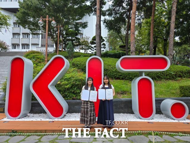 경남정보대 교내에서 글로벌 부산 장학금 장학생으로 선발된 베트남 유학생 비 티 끼에우 반(호텔관광과·왼쪽)과 쩐 티 디에우. /경남정보대.
