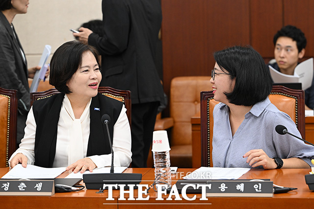 행안위 전체회의 참석한 용혜인 기본소득당 의원.