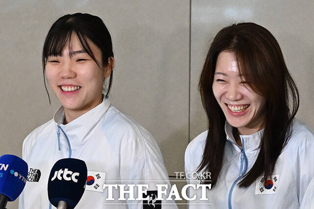 2026 아이치·나고야 아시안게임 펜싱 여자 사브르 대표팀 최세빈과 전하영, 서지연, 김정미(왼쪽부터)가 28일 오전 인천국제공항을 통해 귀국해 취재진의 질의에 답하고 있다. /인천국제공항=김성렬 기자