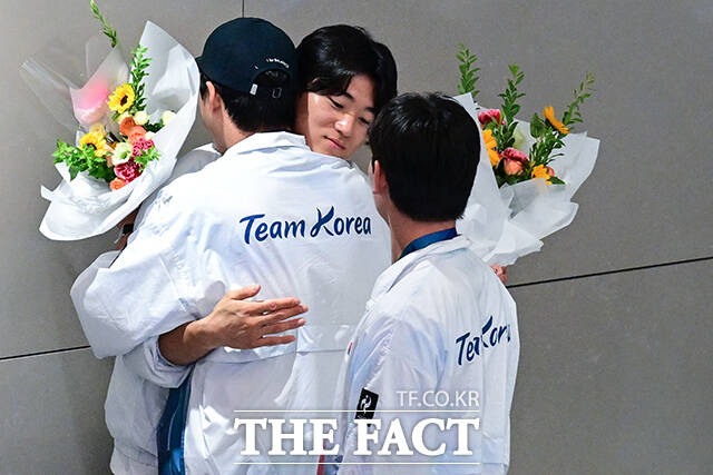 2026 아이치·나고야 아시안게임 야구 대표팀 김도영(가운데)과 노시환(왼쪽)이 28일 오후 인천국제공항으로 귀국해 해산을 앞두고 포옹하고 있다. /인천국제공항=남윤호 기자