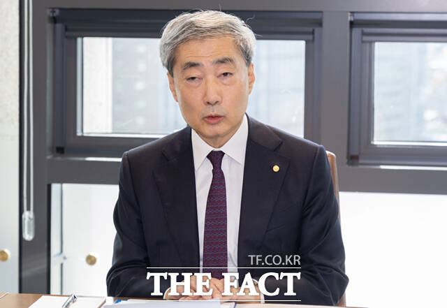 이형일 부총리 겸 재정경제부 장관(왼쪽)이 28일 서울 중구 한국은행 본점을 방문해 신현송 한국은행 총재와 면담하고 있다.