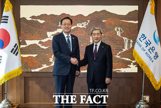 이형일 부총리 겸 재정경제부 장관(왼쪽)이 28일 서울 중구 한국은행 본점을 방문해 신현송 한국은행 총재와 면담에 앞서 기념촬영을 하고 있다. /이새롬 기자