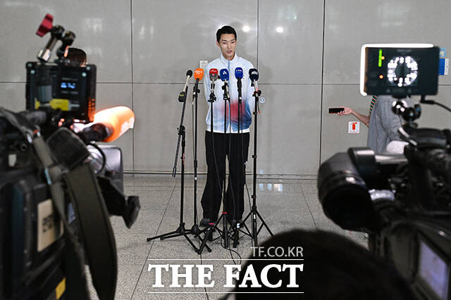 우상혁 2026 아이치·나고야 아시안게임 육상 남자 높이뛰기 선수가 28일 오전 인천국제공항을 통해 귀국해 취재진의 질문에 답하고 있다. /인천국제공항=김성렬 기자