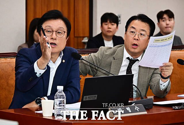 조희대 대법원장 증인 채택에 반발하는 박형수 법사위 야당 간사를 비롯한 국민의힘 의원들.