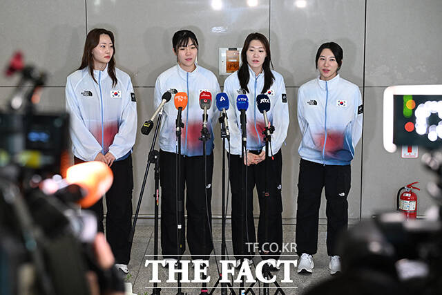 2026 아이치·나고야 아시안게임 펜싱 여자 사브르 대표팀 최세빈과 전하영, 서지연, 김정미(왼쪽부터)가 28일 오전 인천국제공항을 통해 귀국해 취재진의 질의에 답하고 있다. /인천국제공항=김성렬 기자