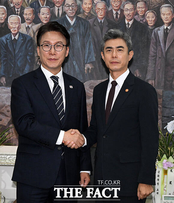 강신철 신임 국방부장관 만나 대화 나누는 김민석 대표(오른쪽). /국회사진기자단