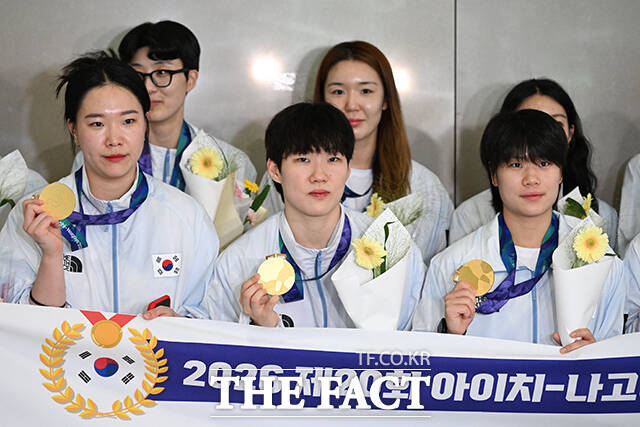 금메달을 손에 든 채 기념촬영을 하고 있다.