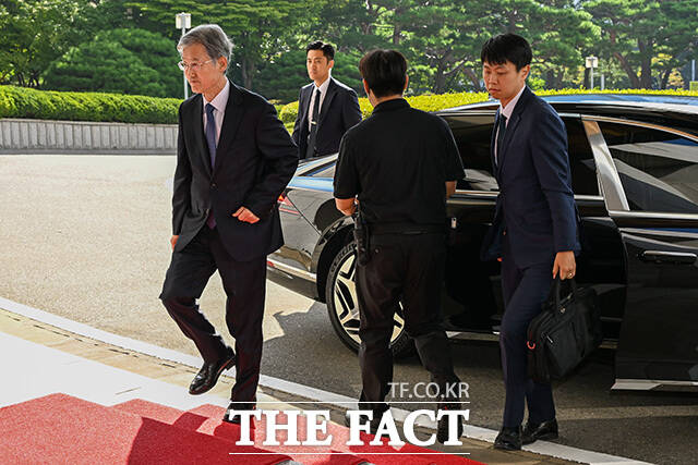 조 대법원장이 출근하고 있다.