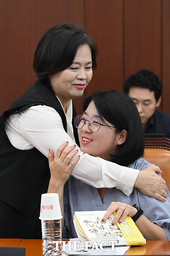 행안위 전체회의 참석한 용혜인 기본소득당 의원.