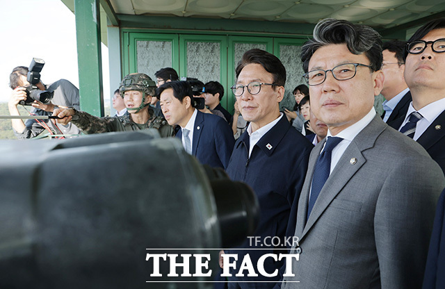 지뢰폭발 사고가 발생한 25사단 전망대에서 지뢰탐지기 등을 살펴보는 김민석 대표(오른쪽)와 국방위원들. /연천=국회사진기자단